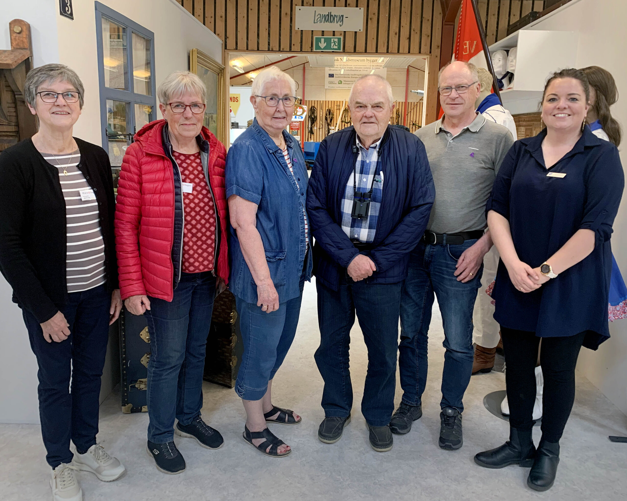 gruppe af gæster til demensvenlig udstilling på museum