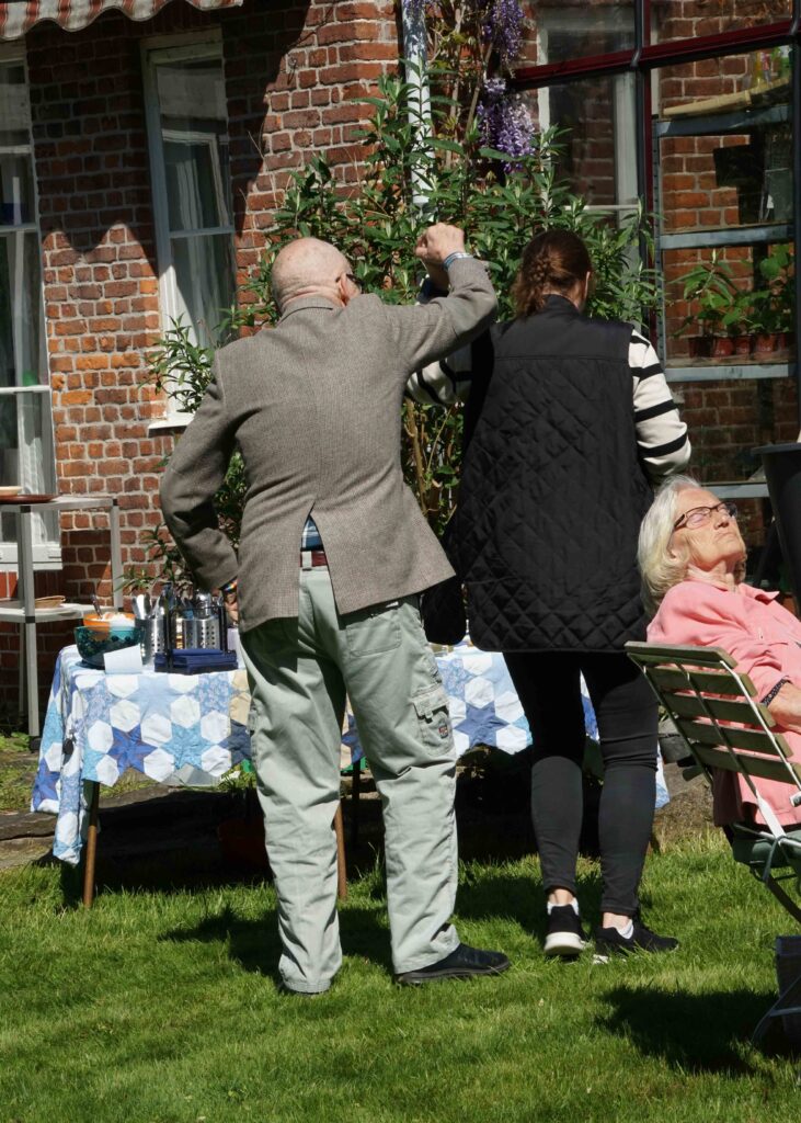 Mand med demens danser til fest i Billeshave i anledning af Demensugen